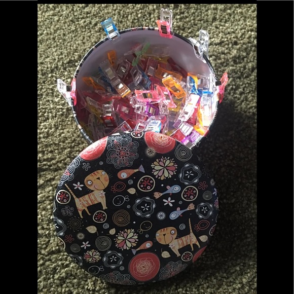 🌺💟MINI CLOTHESPINS in Black Tin - Picture 1 of 2